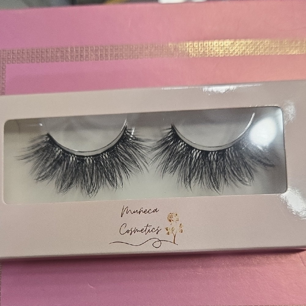 Dramatic Black Lashes - Style: Reyna